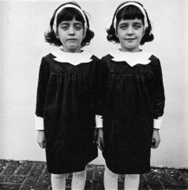  Diane Arbus: Identical Twins, Roselle, New Jersey, 1967<